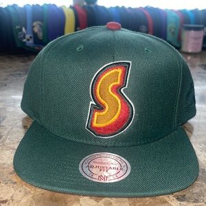 MITCHELL & NESS
SEATTLE SUPERSONICS SNAPBACK
Men – Green/Red
